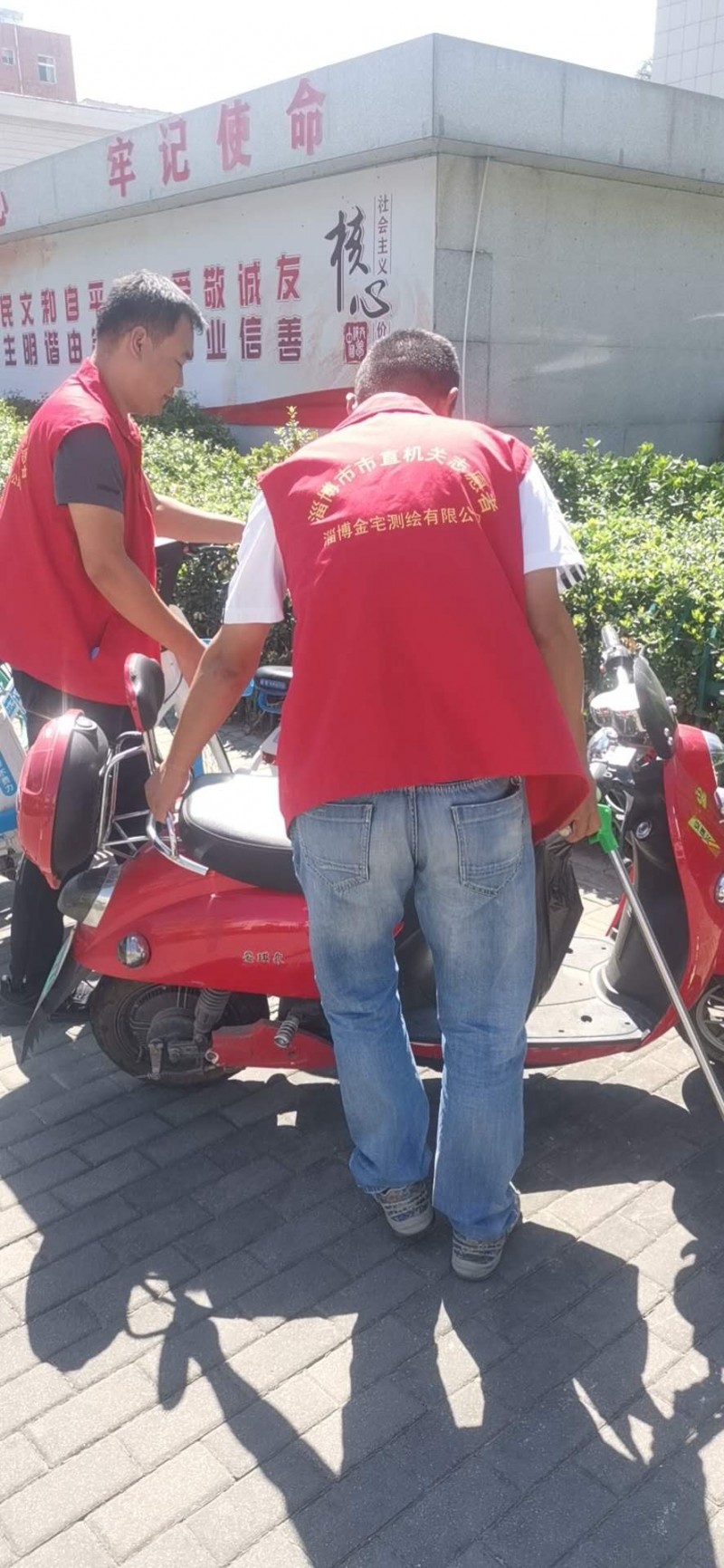 清理垃圾、摆放压盲道车辆志愿服务 (2)